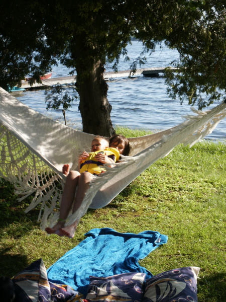 2006 07 15 Cottage - ru and rhi hammocking