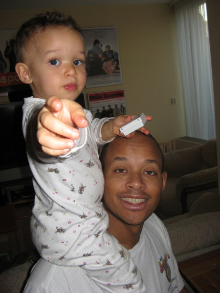 2006 12 10 Ruby on Papa's shoulder